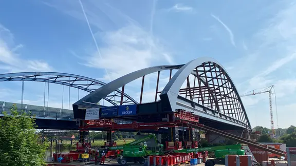 Eine Brücke, die mit Stahlseilen und Kolben über die Weser gezogen wird.