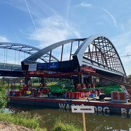 Eine Brücke, die mit Stahlseilen und Kolben über die Weser gezogen wird.