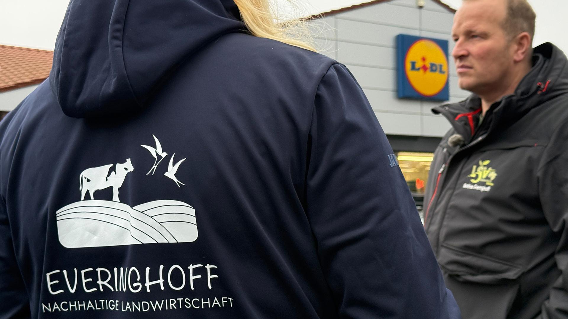 Milchbauer Matthias Everinghoff führt zusammen mit anderen eine Protestaktion vor einem Discounter durch. | NDR, Daniel Sprehe