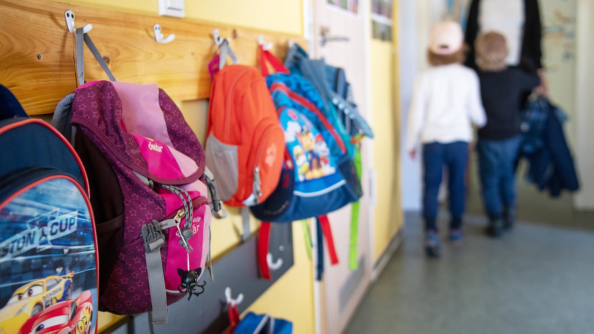 Kinderrucksäcke hängen an der Garderobe einer Kita. | picture alliance/dpa/dpa-Zentralbild , Monika Skolimowska