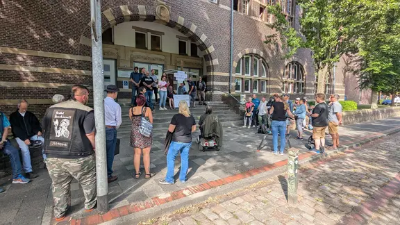 Menschen protestieren vor einer Ratssitzung in Emden gegen die Schließung der Notaufnahme.