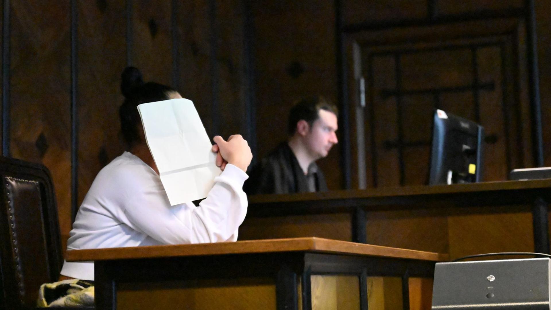 Bergedorf: Hitlergruß vor Grundschule – Frau muss Geldstrafe zahlen