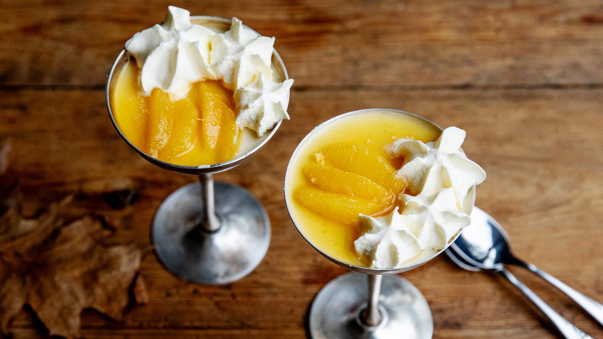 Zitronencreme mit Orangenfilets und Sahne in Stilbechern serviert | NDR, Claudia Timmann