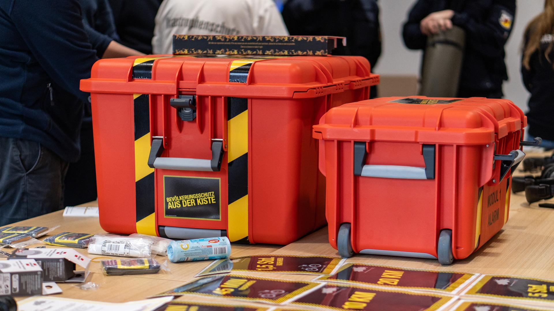 Zwei Bevölkerungsschutzkisten unterschiedlicher Größe. | DRK-Kreisverband Ostvorpommern-Greifswald