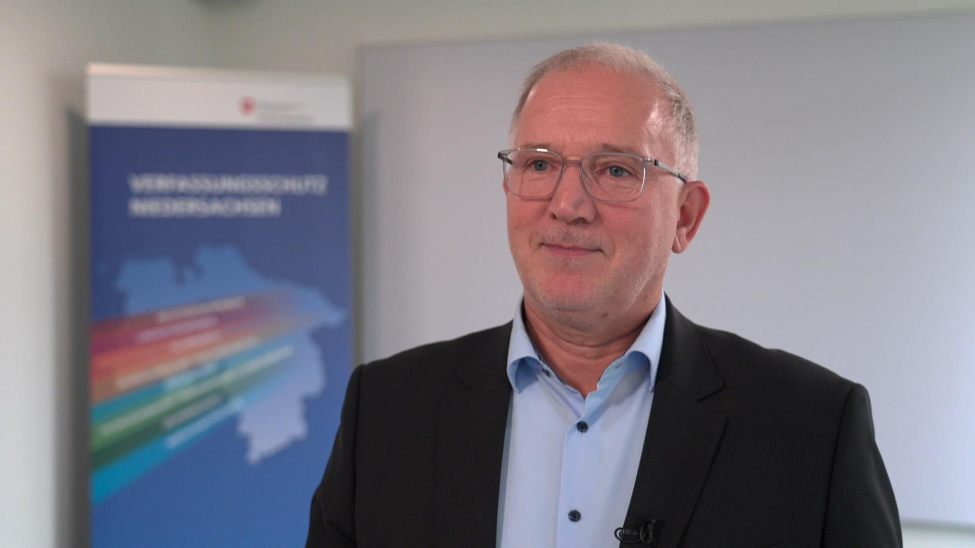 Dirk Pejril, Verfassungsschutz-Chef, schaut in die Kamera. | NDR