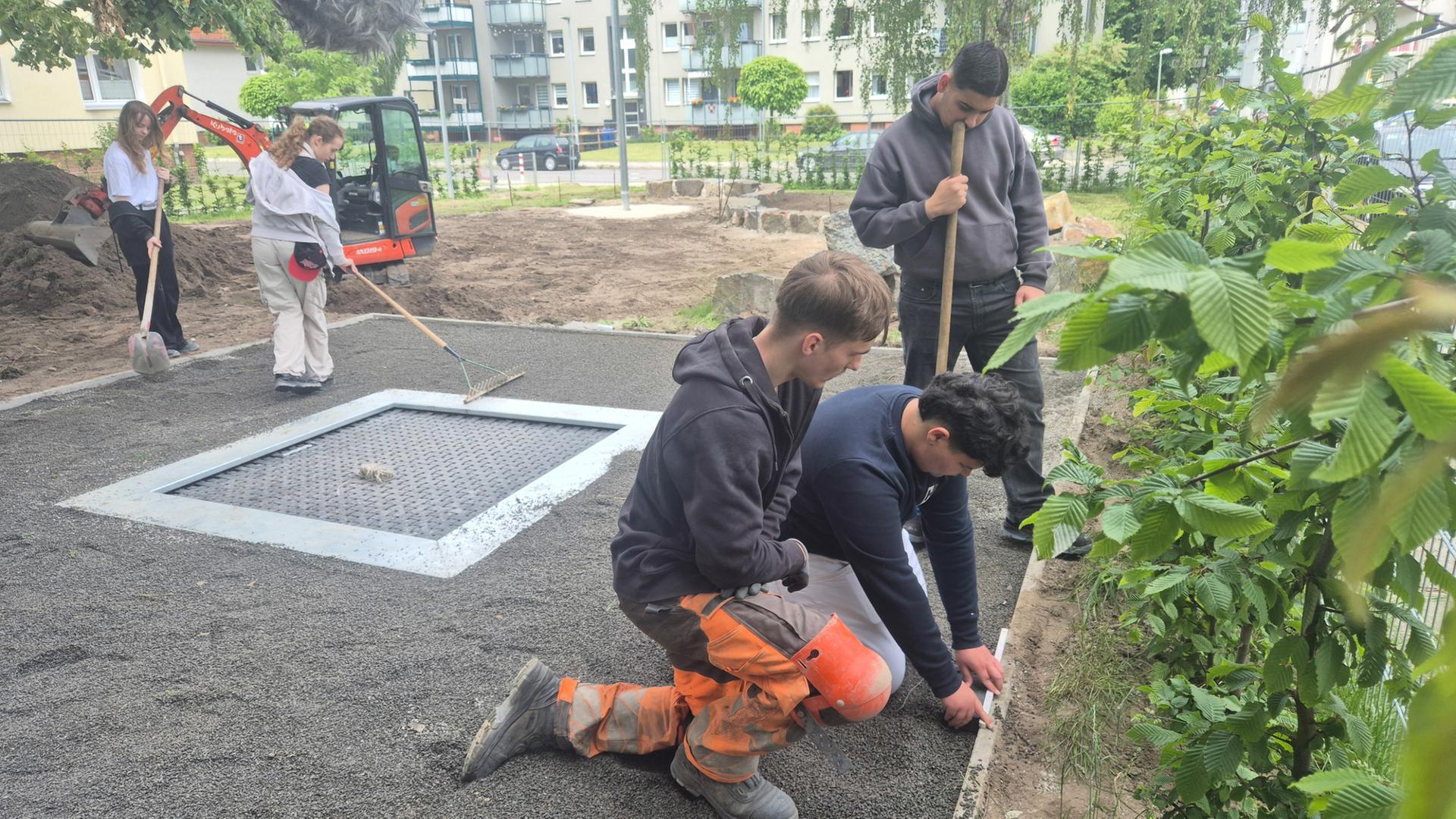 Schülerinnen und Schüler arbeiten auf einer Baustelle | NDR, Britta Nareyka