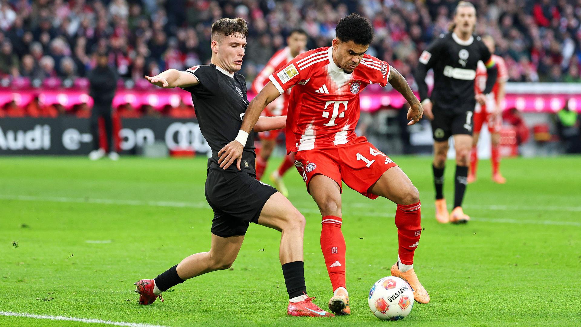 .l. Arkadiusz Pyrka (FC St.Pauli) gegen Luis Diaz (FC Bayern Muenchen) mit Torschuss  | IMAGO / Revierfoto