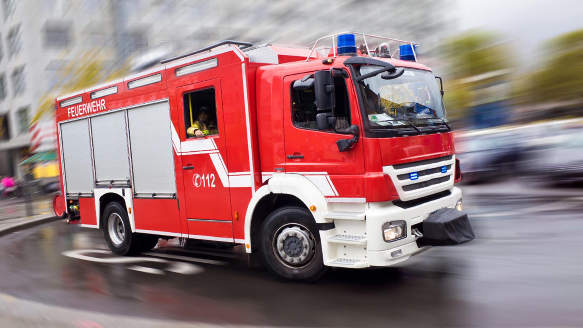 Feuerwehrauto im Einsatz. (Themenbild) | fotolia, eyetronic
