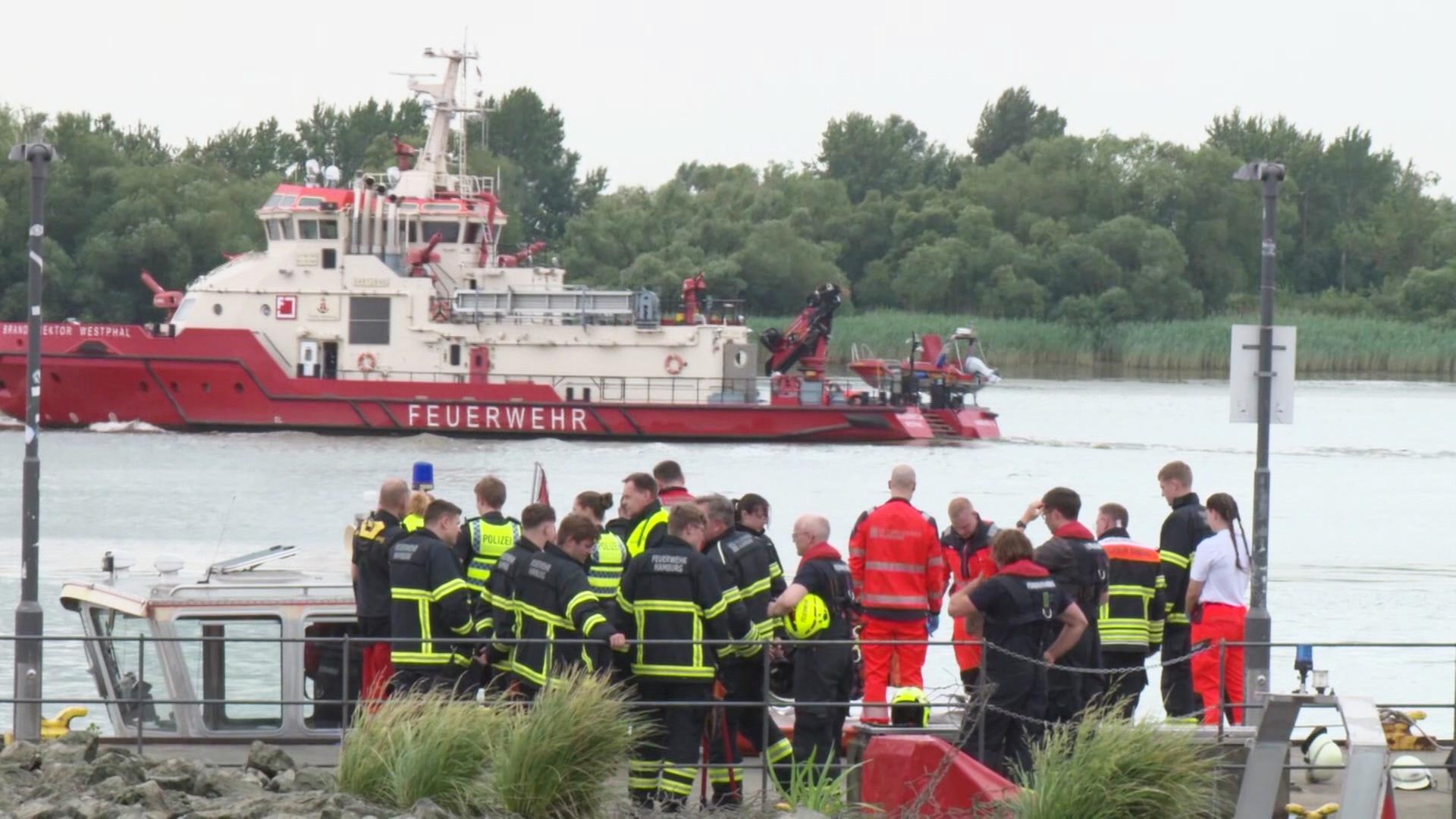 Hamburg-Rissen: Feuerwehr birgt Toten aus der Elbe