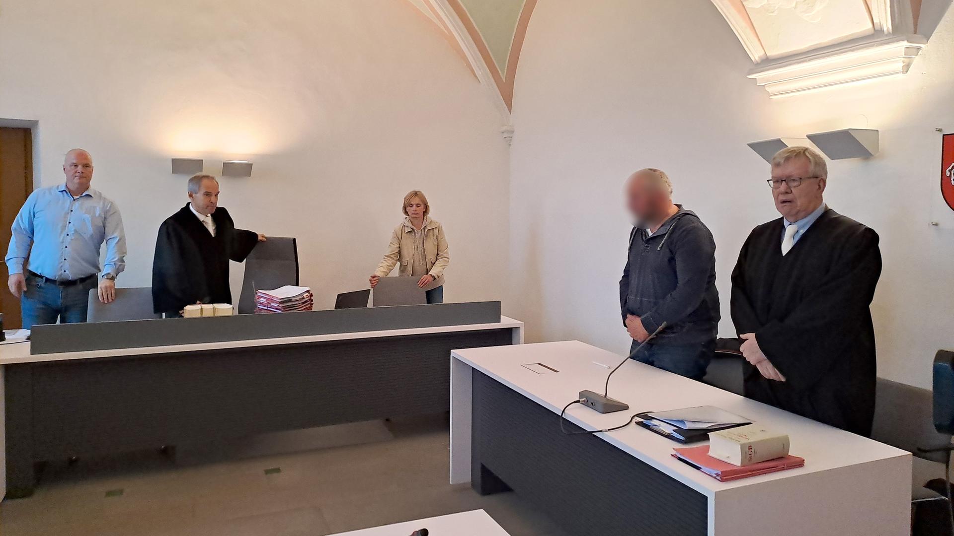 Der ehemalige Chef eines Schlachthofs steht vor dem Amtsgericht in Bad Iburg. | NDR, Lena Bathge