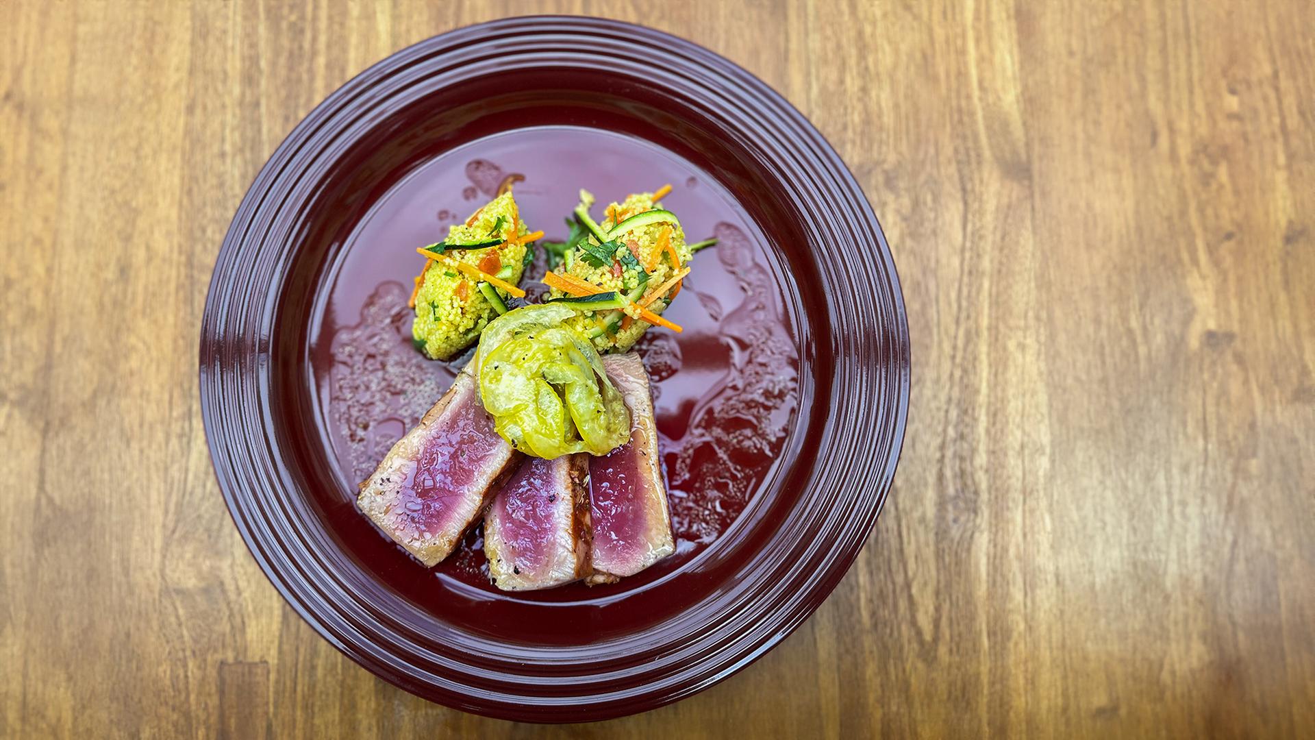 Thunfisch-Steak mit Couscous auf einem Teller angerichtet | NDR