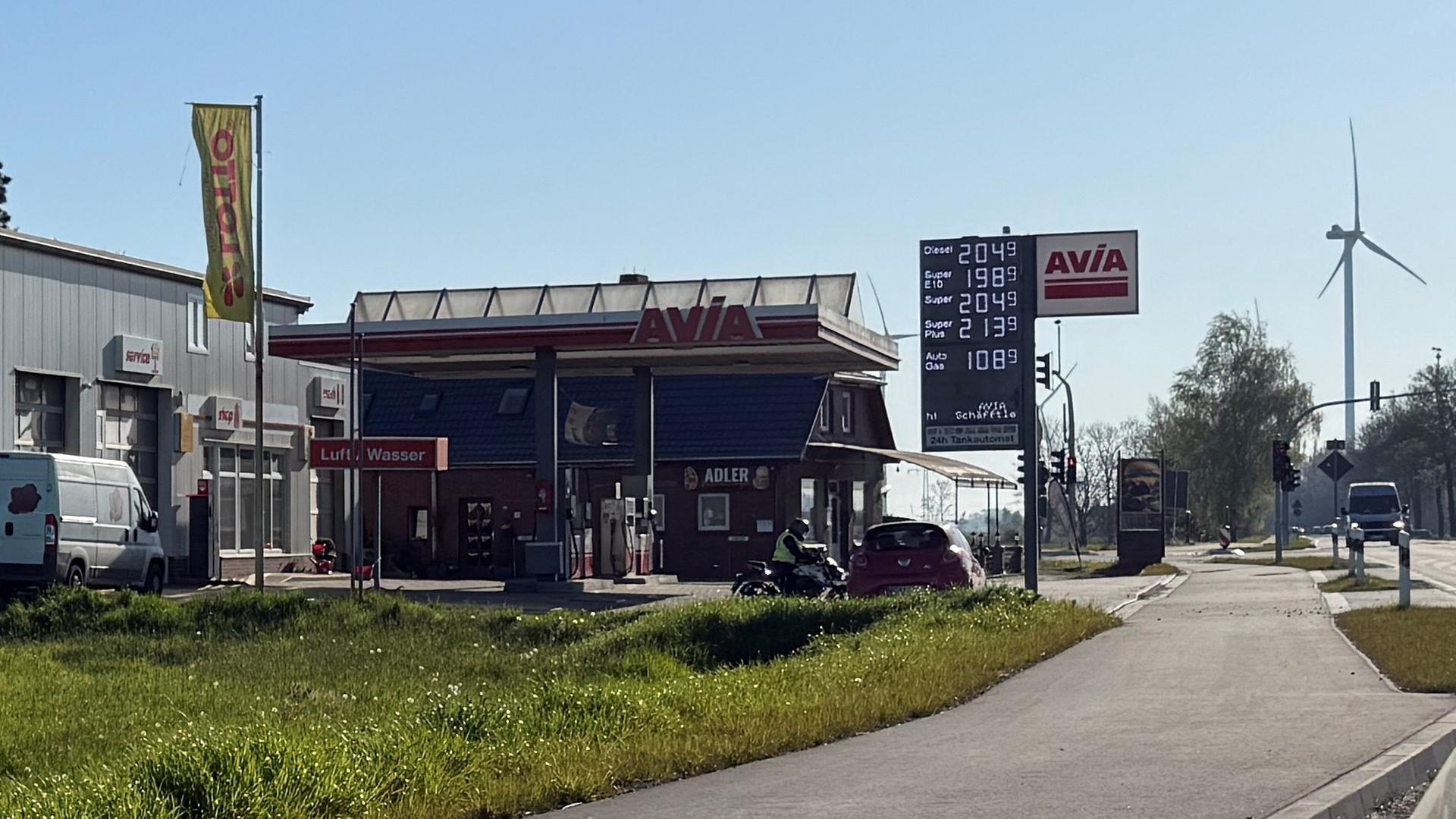 Die Anzeigetafel einer Tankstelle in Ovelgönne zeigt die Preise am Morgen des 1. Mai. | NDR.de | Maja Hülcher