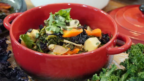 Grünkohl-Gemüse-Curry in einem roten Topf. | NDR, Florian Kruck Grünkohl-Gemüse-Curry in einem roten Topf.