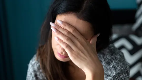 Ein Frau hält sich die Hand vor das Gesicht. | NDR Ein Frau hält sich die Hand vor das Gesicht.