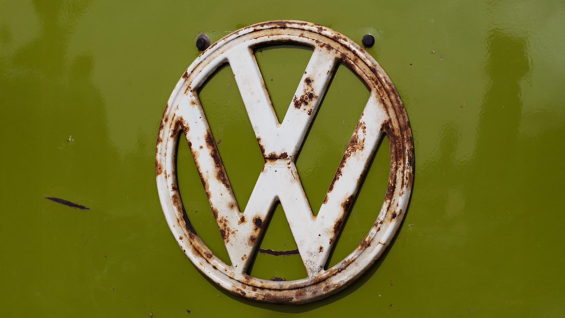 Rostiges VW Logo an einem VW Bulli Oldtimer | AdobeStock / Mario Hösel / Editorial Use Only