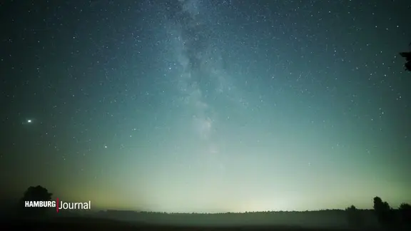 Ein Sternenhimmel bei Nacht.