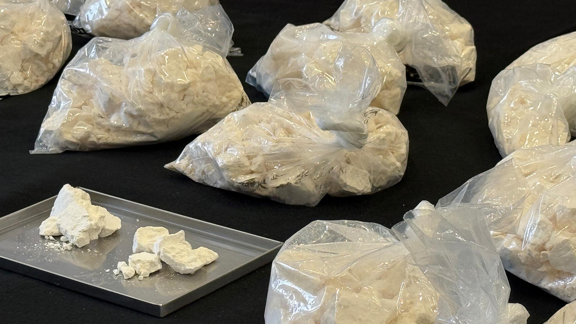 Beutel mit beschlagnahmten Amphetaminen liegen auf einem Tisch. | NDR, Finn Tönjes