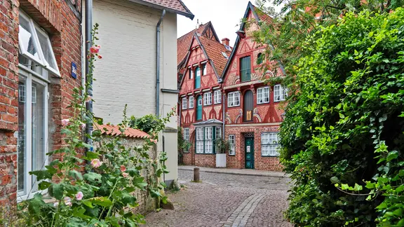 Schmale Gassen mit Kopfsteinpflaster führen durch die Lüneburger Altstadt. | picture alliance / Zoonar, Wolfgang Cezanne Eine Gasse in der Altstadt von Lüneburg.