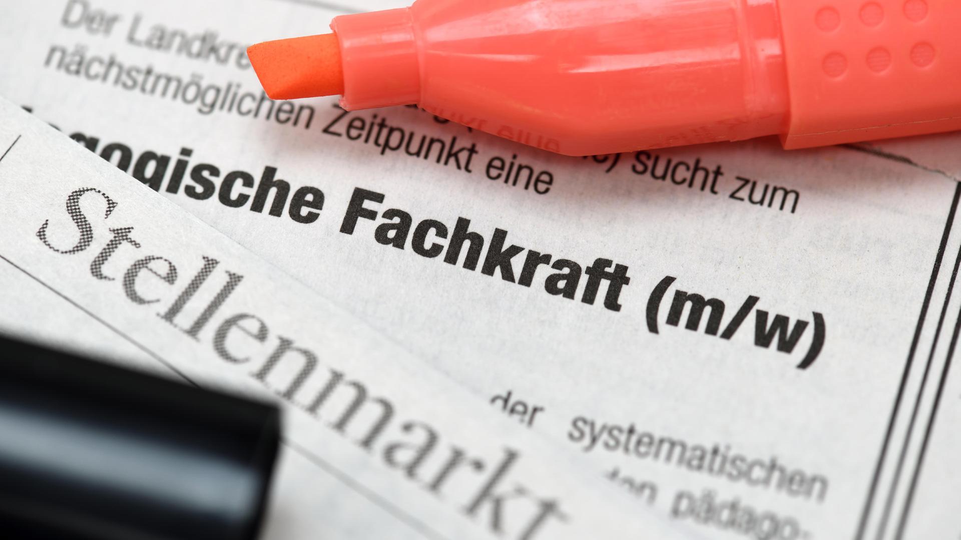 Stellenanzeige für eine Fachkraft | picture alliance/chromorange, Christian Ohde