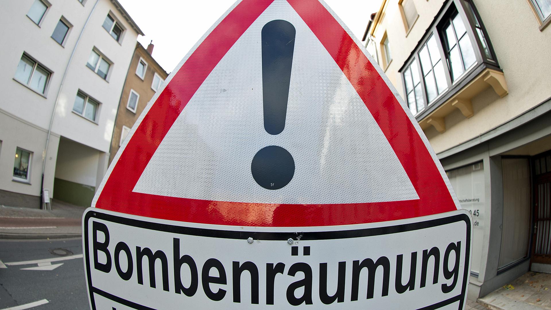 Auf einem Verkehrsschild wird auf eine Bombenräumung hingewiesen. | picture alliance/dpa, Friso Gentsch