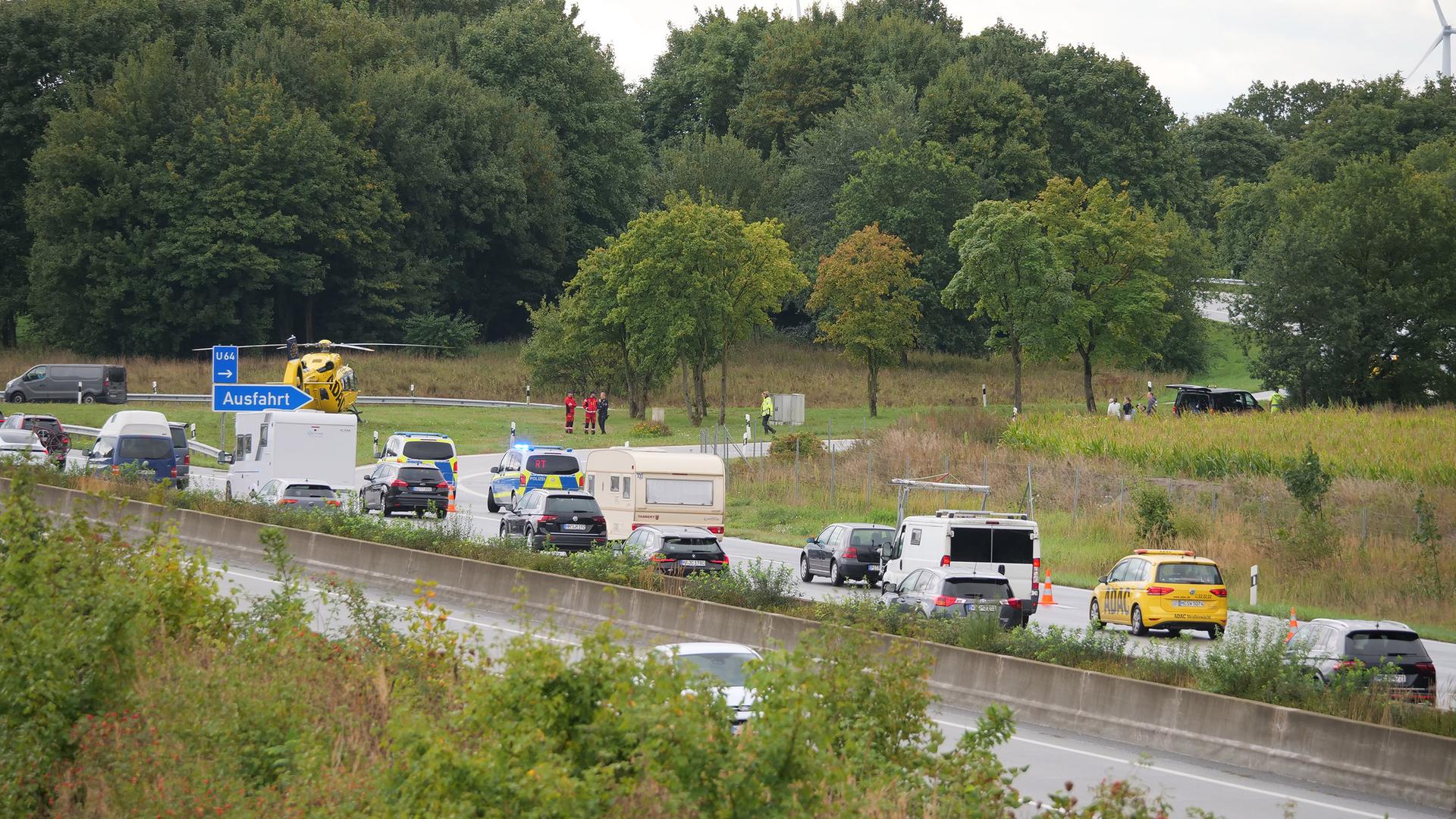 Ein Stau auf der A7 bei Grossenaspe bildet sich neben einem Rettungshubschraubereinsatz. | Daniel Friederichs