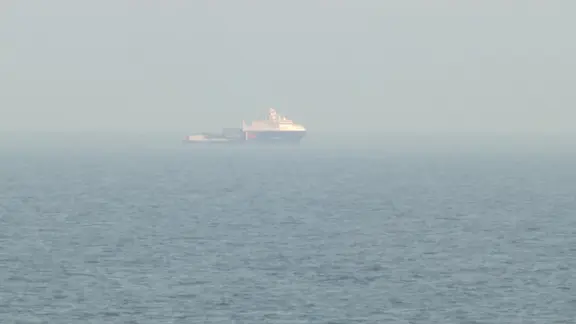 Das russische Versorgungsschiff Vizeadmiral Pamarov fährt auf der Ostsee.