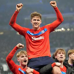 Phil Harres von Holstein Kiel jubelt mit zwei Mitspielern über den Pokal-Erfolg beim HSV.