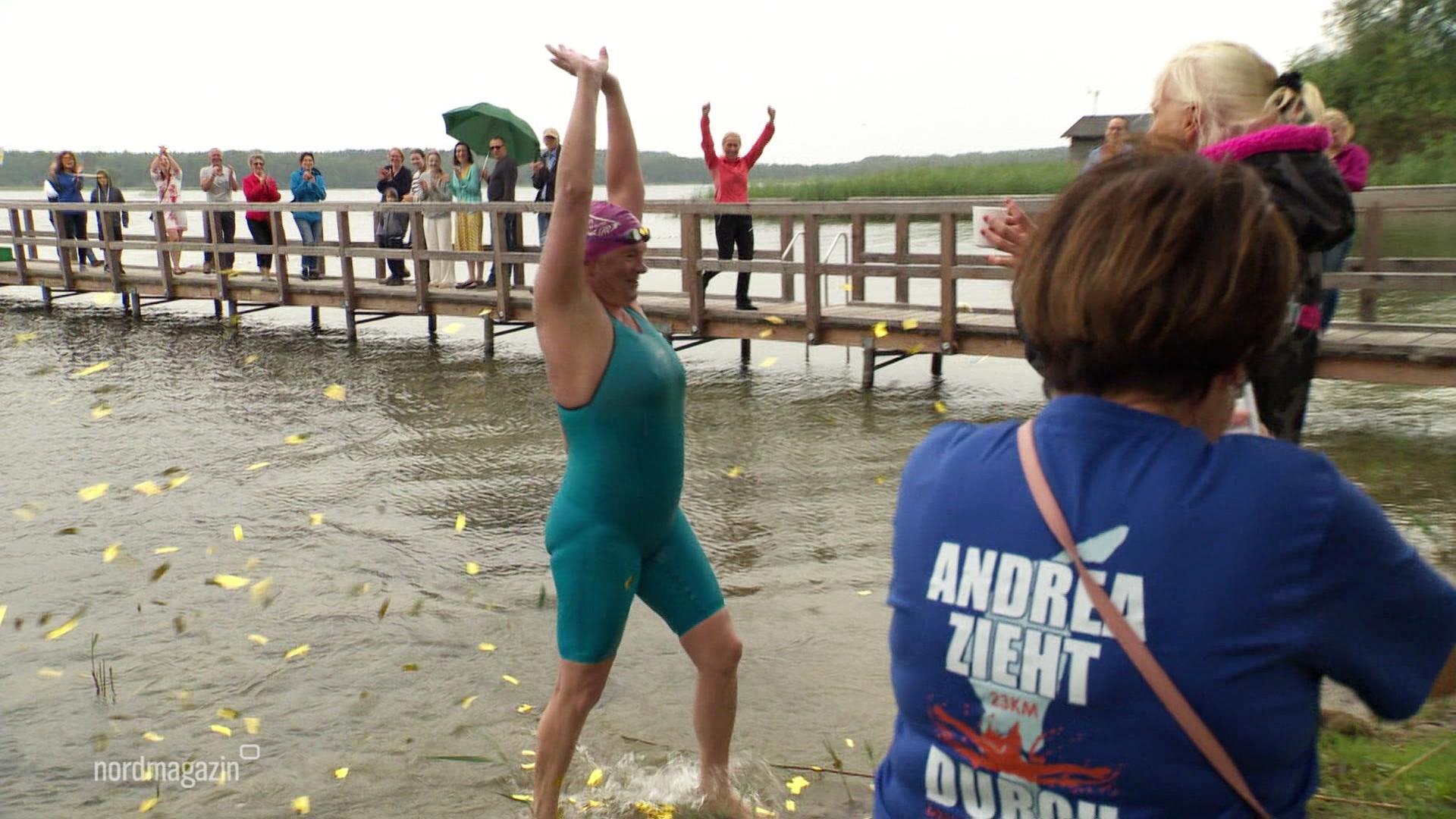 Rekordversuch: Schwimmend durch den Schweriner See