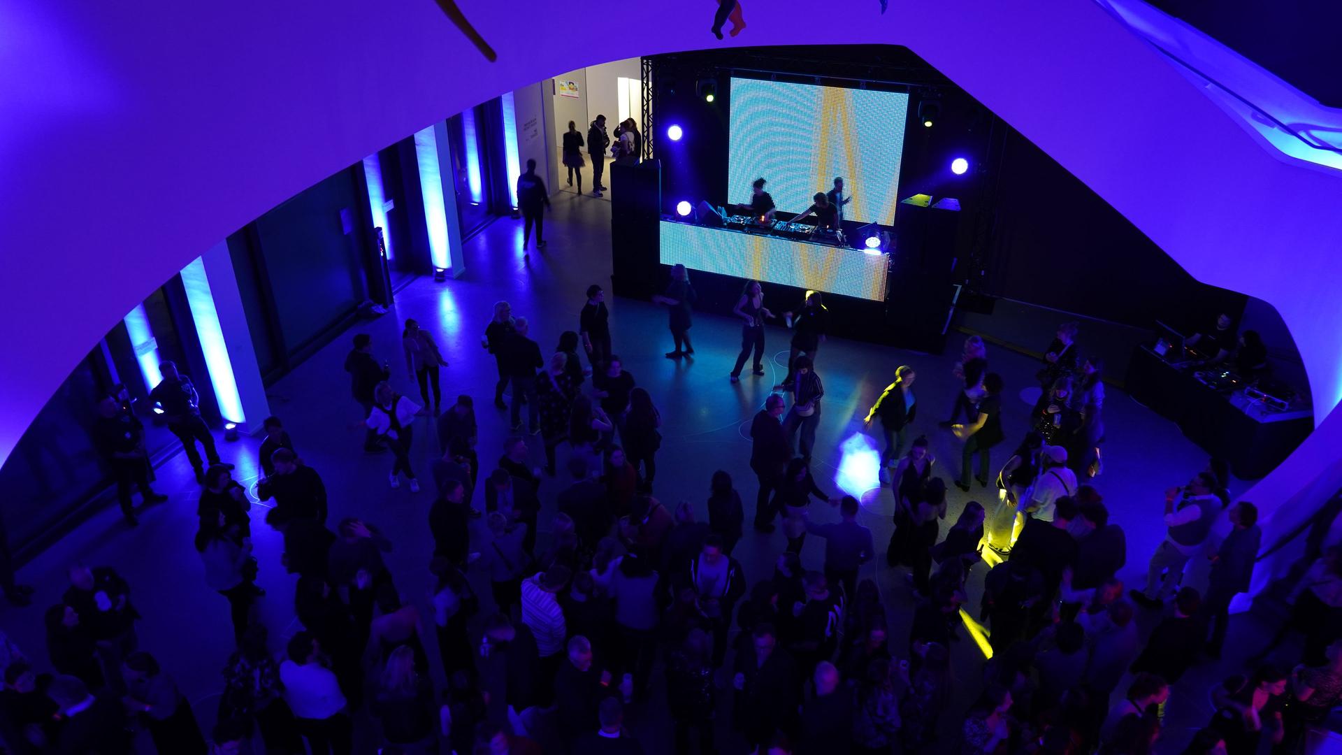 Menschen tanzen im Sprengel Museum. | NDR, Viktoria Koenigs