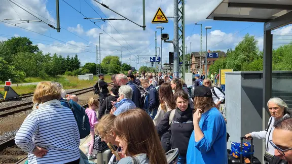 Ein überfüllter Bahnhof in Züssow.