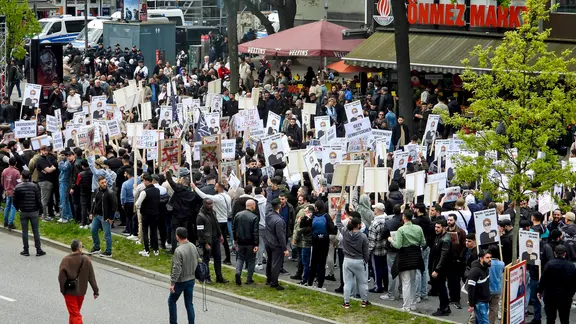 Mehrere hundert Demonstranten mit weißen Fahnen und Plakaten bei einer Demonstration am Hamburger Steindamm. | picture-alliance / FIG Mehrere hundert Demonstranten mit weißen Fahnen und Plakaten bei einer Demonstration am Hamburger Steindamm.
