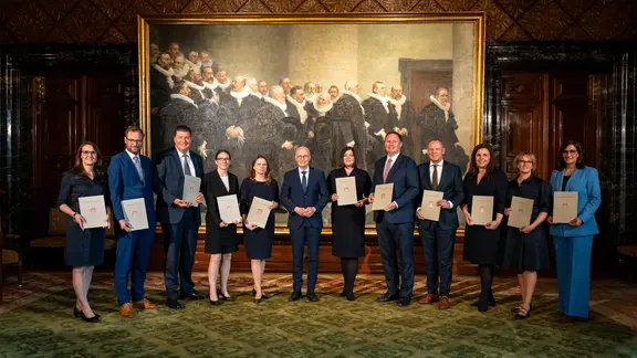 Die neuen Senatorinnen und Senatoren in Hamburg präsentieren ihre Berufungsurkunden. In der Mitte steht Hamburgs Bürgermeister Peter Tschentscher.