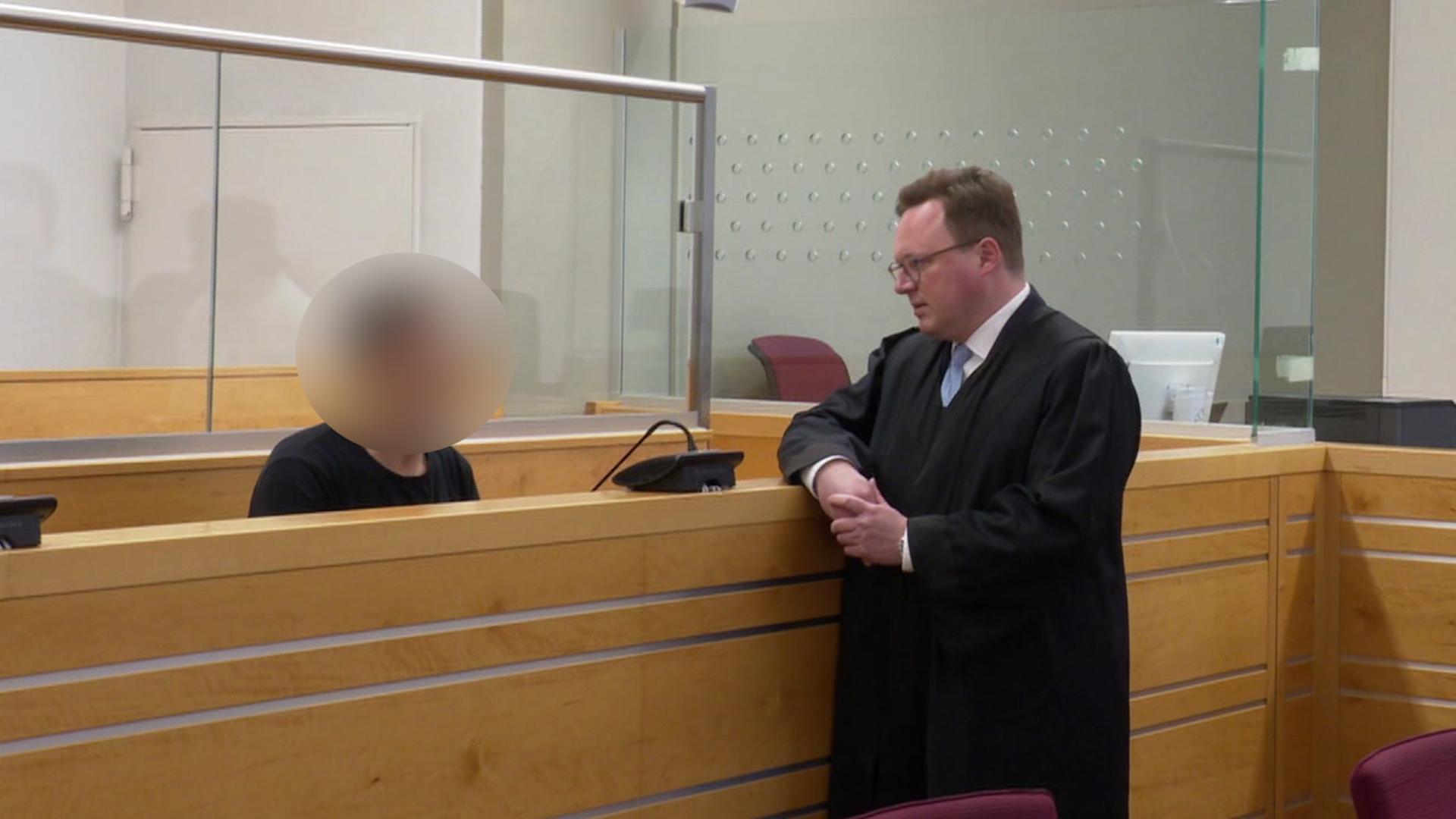 Ein Angeklagter in einem Prozess um mutmaßlichen Totschlag sitzt im Gerichtssaal in Hannover | NDR