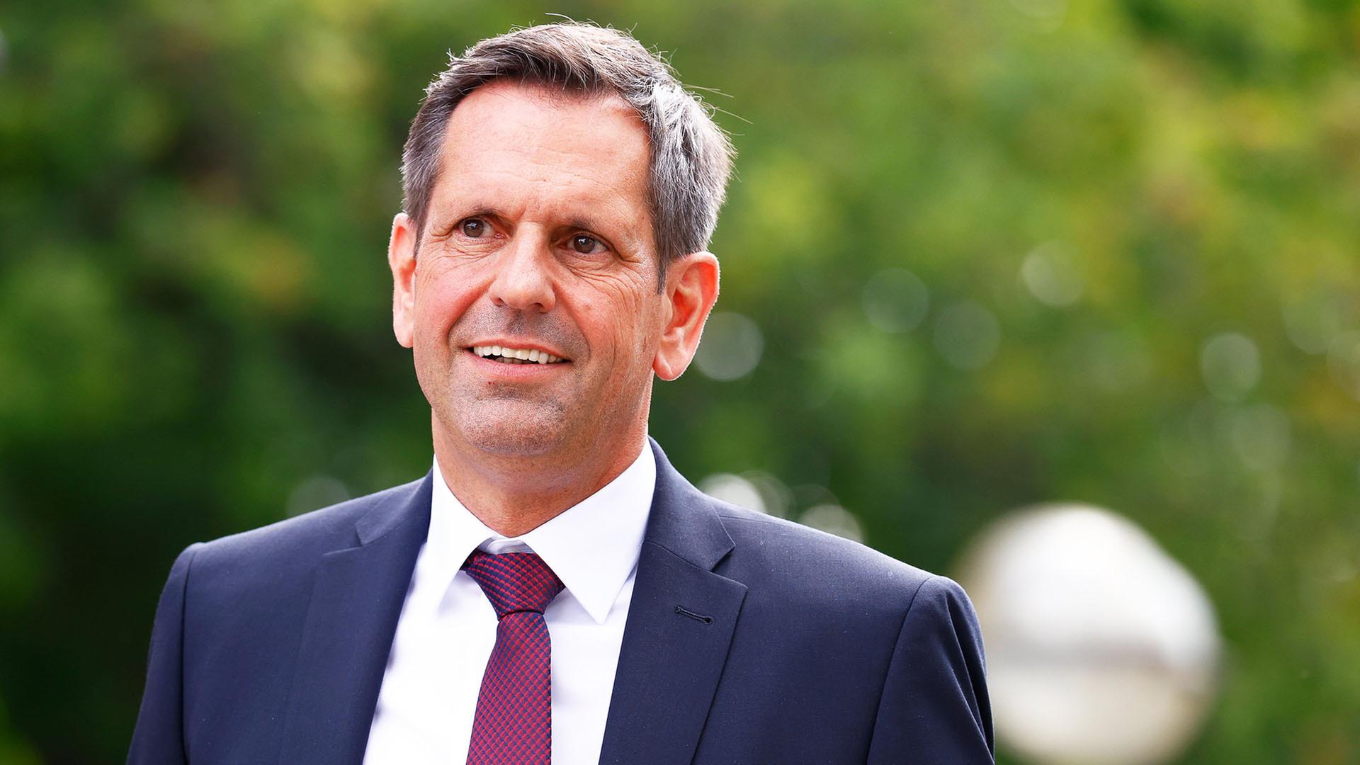 Olaf Lies (SPD), designierter Ministerpräsident von Niedersachsen, kommt zur Sitzung des Niedersächsischen Landtags mit der Wahl des neuen Ministerpräsidenten von Niedersachsen. | picture alliance/dpa | Moritz Frankenberg