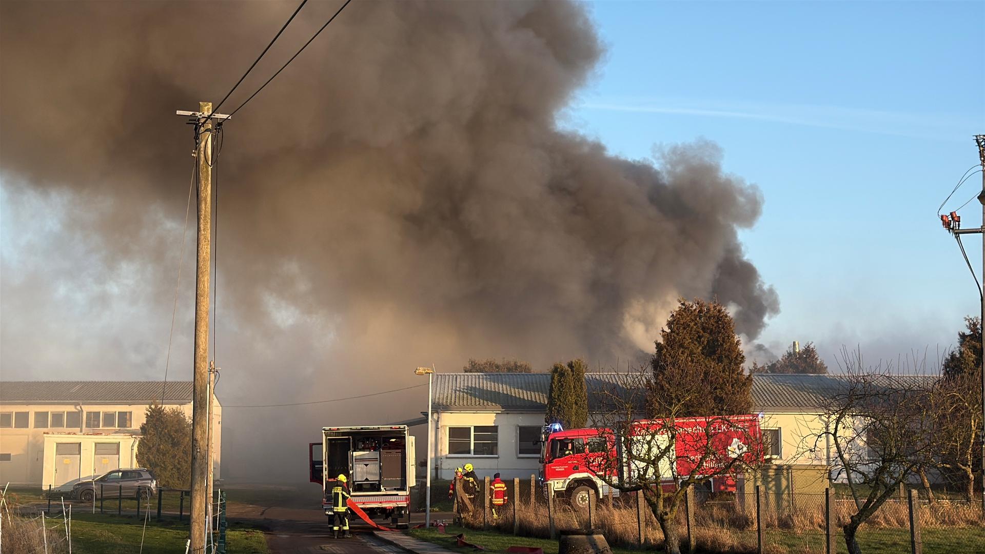 Millionenschaden durch Brand in Schweinestall in Siedenbollentin
