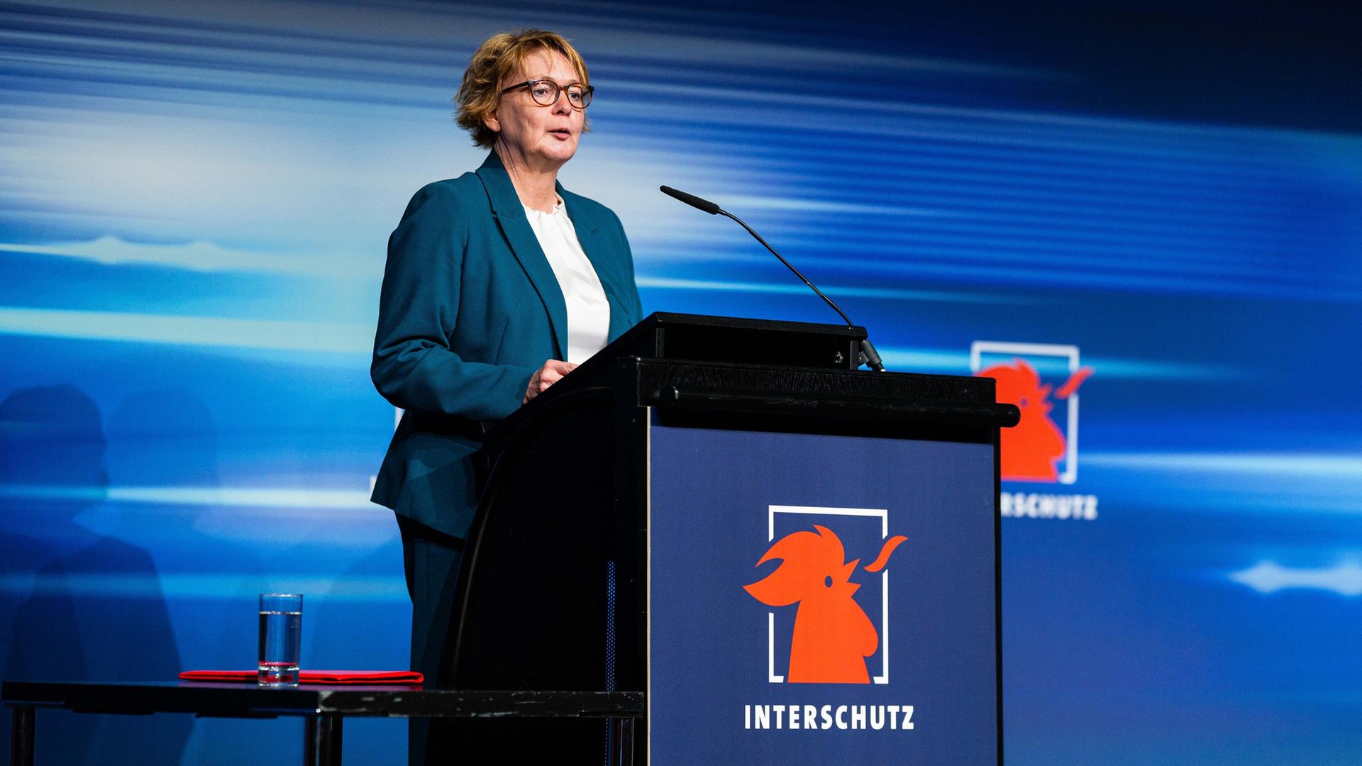 Niedersachsens Innenministerin Daniela Behrens (SPD) auf der Fachmesse Interschutz in Hannover. | picture alliance / Noah Wedel | Noah Wedel