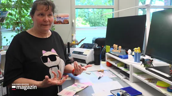 Antje Stelter an ihrem Arbeitsplatz in der Ausländerbehörde.