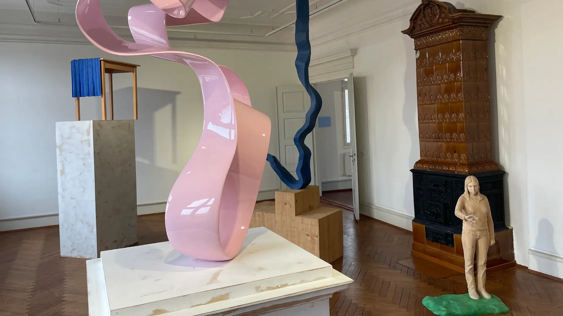 Schmunzeln, Lächeln, Lachen: Ironische Skulpturen in Glückstadt