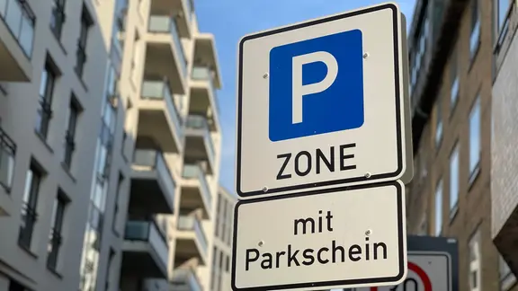 Ein Schild "Parkscheinautomat" steht in einem Gebiet mit Bewohnerparken in Hamburg St. Georg