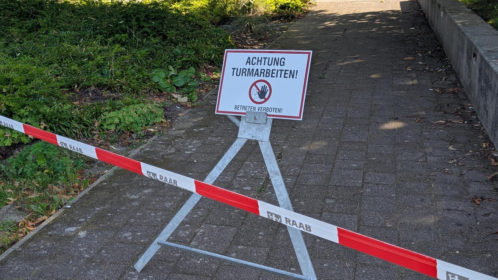Mit Helikopter: Spitze von Fernsehturm in Schwerin demontiert