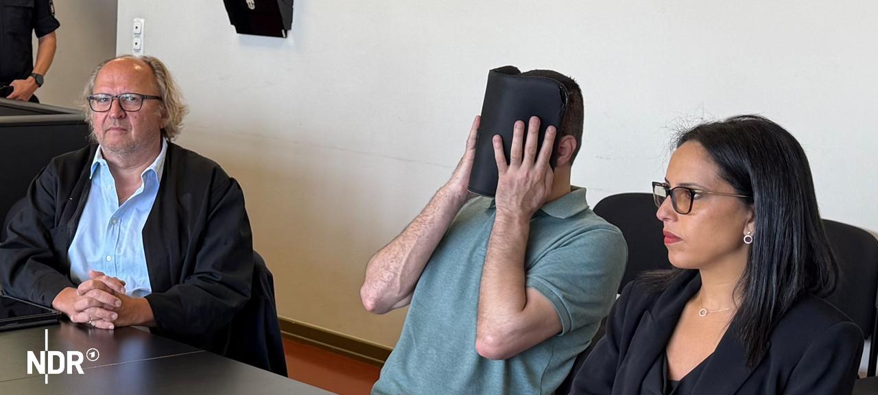 Eine Angeklagter sitzt im Gerichtssaal in Hamburg und verdeckt sein Gesicht. | NDR, Elke Spanner Eine Angeklagter sitzt im Gerichtssaal in Hamburg und verdeckt sein Gesicht.