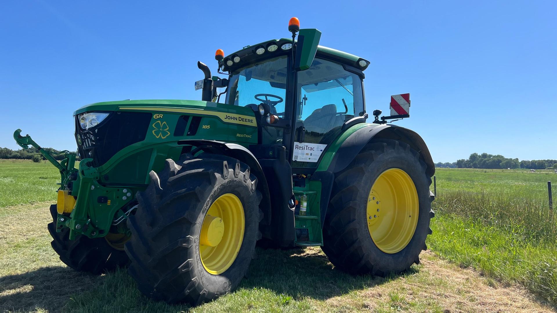 Auf der B105 bei Dassow: Gestohlener Traktor sichergestellt