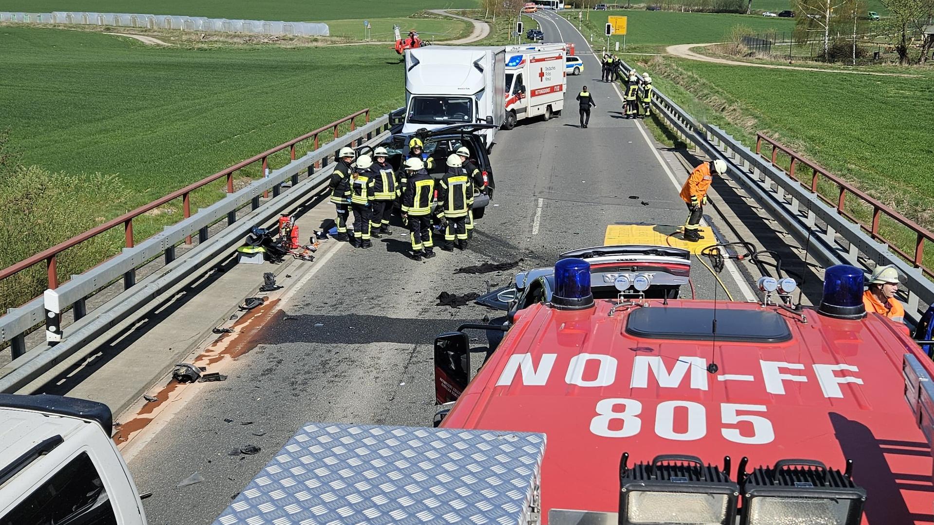 Ein Feuerwehrauto steht an einer Unfallstelle an der B445 | Freiwillige Feuerwehr Kalefeld