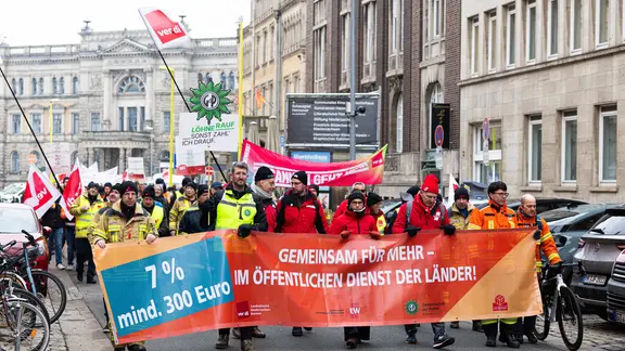 Demonstranten gehen durch die Innenstadt von Hannover.