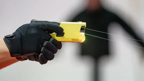 Beamte der Landespolizei in Schleswig-Holstein demonstrieren den Einsatz eines "Taser 7".