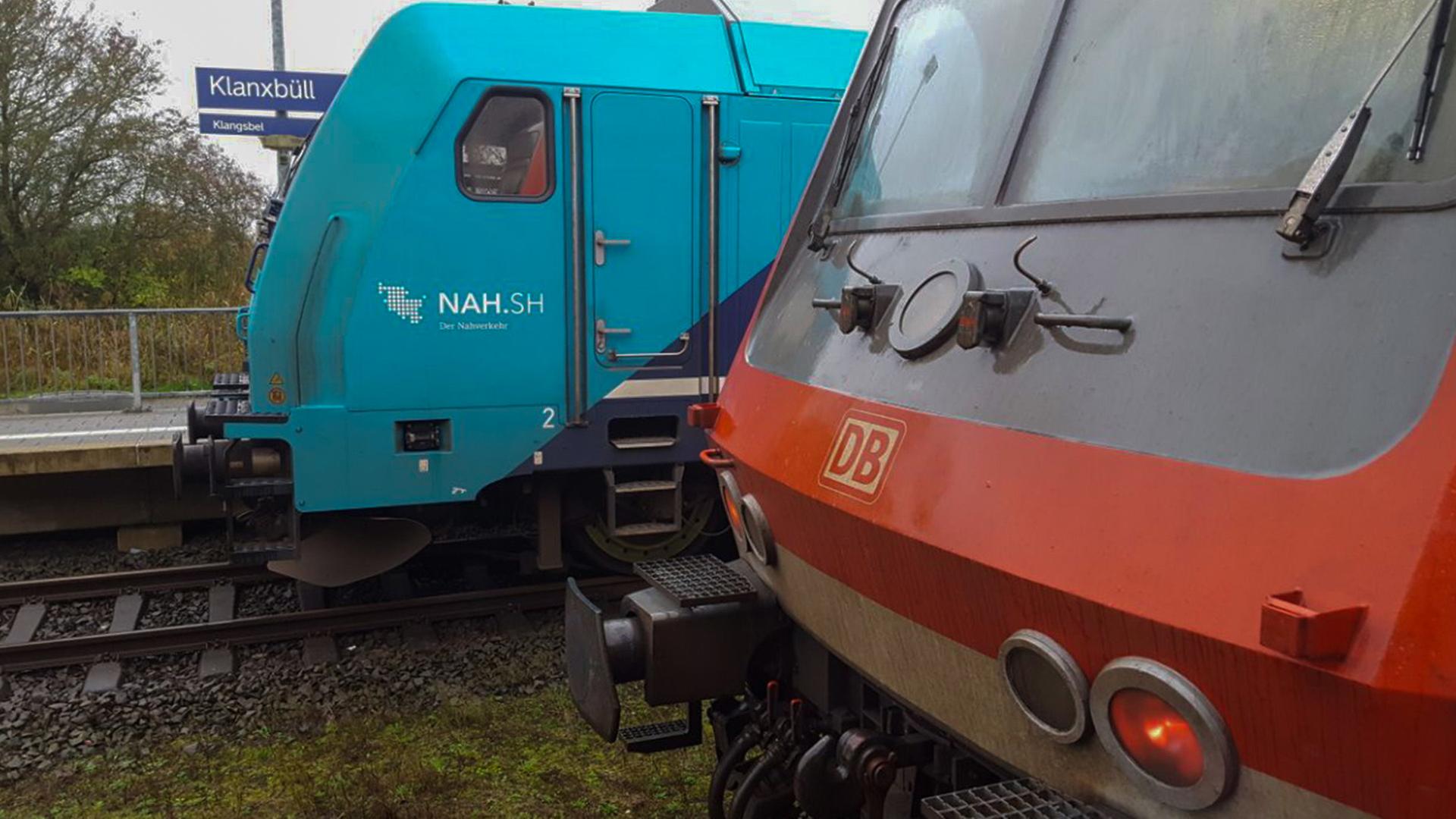 Zwei Züge am Bahnhof in Klanxbüll | NDR, Frank Goldenstein