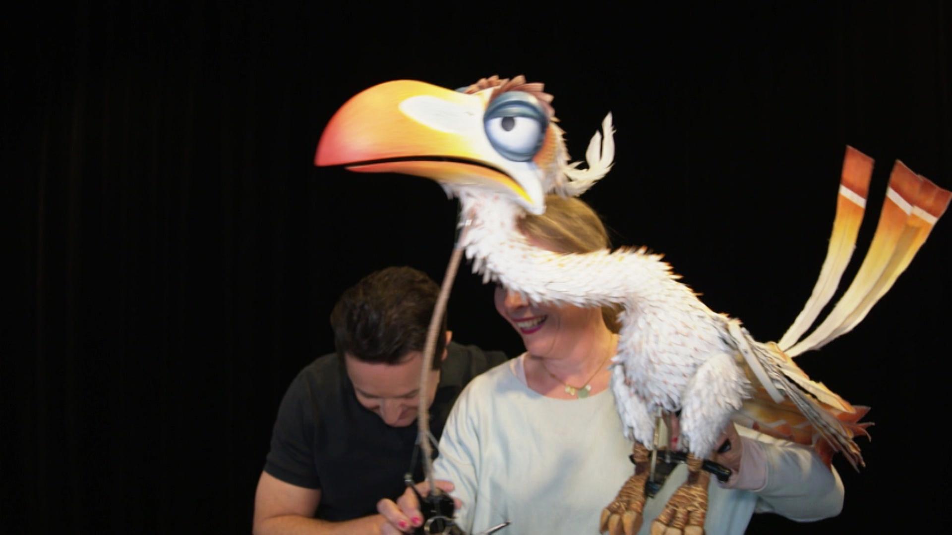 Eine Vogel-Puppe wird von zwei Personen gesteuert. | Screenshot