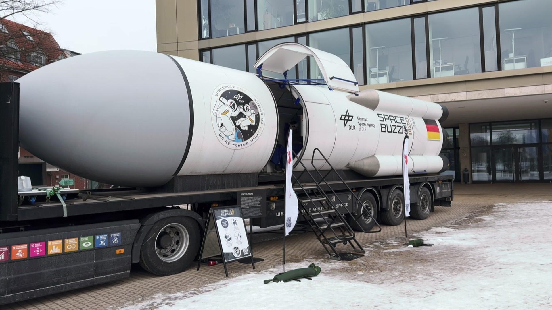 Auf friedlicher Misson: Rakete landet in Schwerin