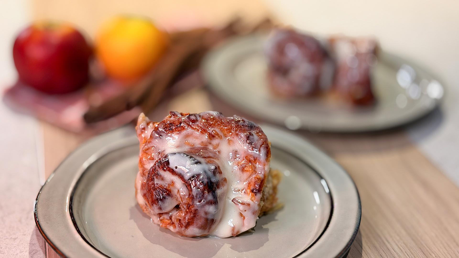 Eine Zimtschnecke auf einem Teller serviert | Lisa Knittel