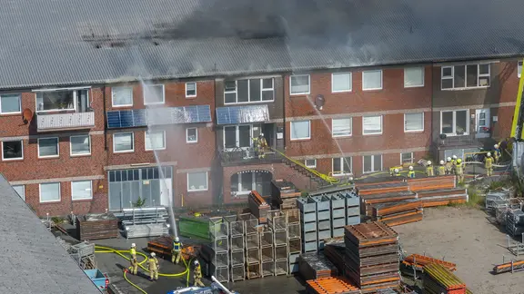 Einsatzkräfte der Feuerwehr löschen ein Feuer in Quickborn.